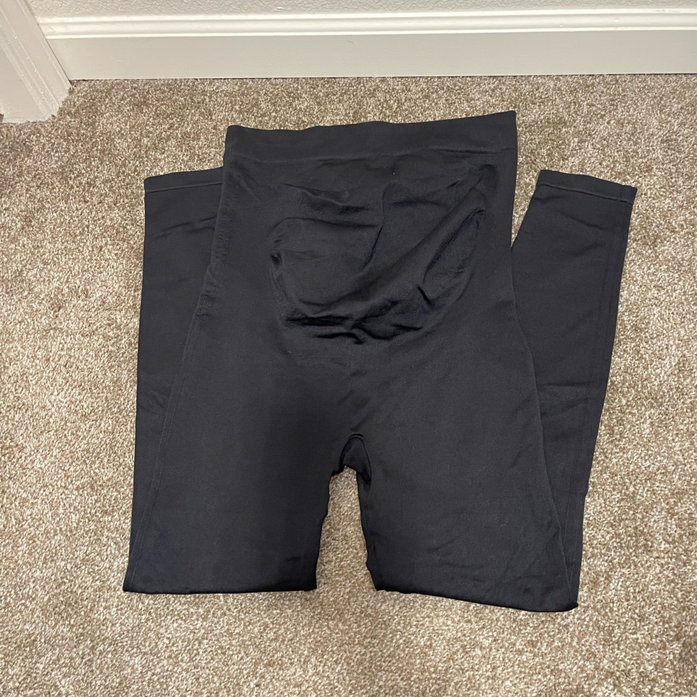 Blanqi Large everyday maternity leggings.